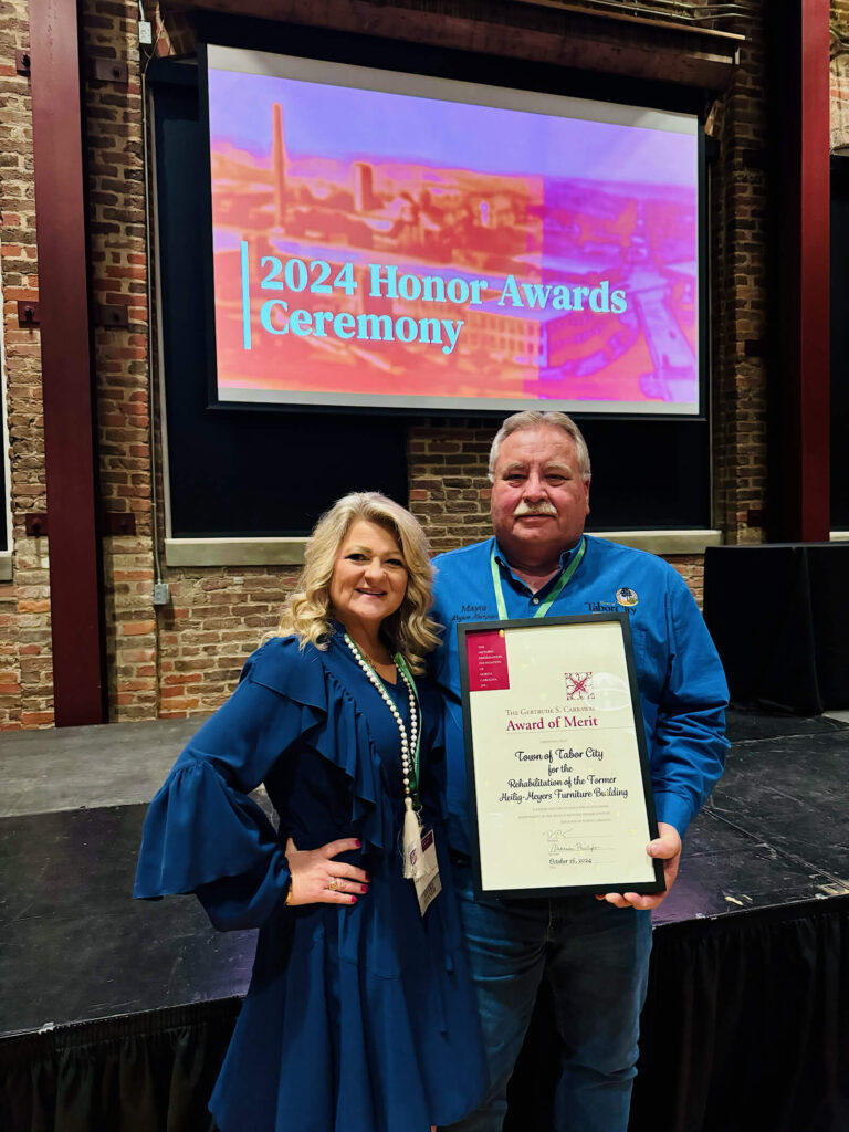 Mayor Royce Harper & First Lady Lora Harper Accept award for Heilig Meyer Building